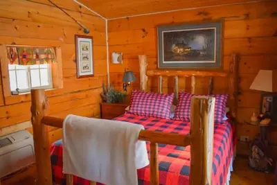 Image de Quaint, quite, affordable cute cabin snuggled in a beautiful valley!