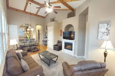 Image de Paradise Point Walk-in Log Cabin by Silver Dollar City & Table Rock Lake!