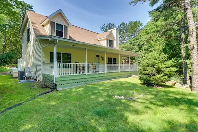 Image de Blakeslee Home w/ Private Hot Tub, 5 Mi to Skiing!