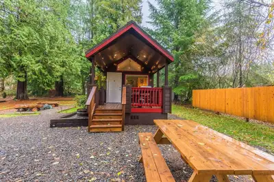 Image de Trout Corner: wooded tiny home