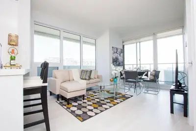 Image de Modern Luxury 2 Bedroom Condo Steps from  Ttc