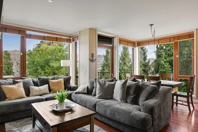 Image de Spacious condo with lake view, tennis, pool, hot tub, W/D, & strong WiFi