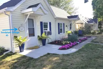 Image de Vintage Cottage 2 Blocks from Ludington Beach