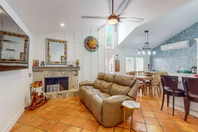 Image de Charming dog-friendly townhome with 3 pools, gas grill, Ac, & washer/dryer