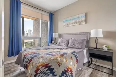 Image de City Centre Retreat: 1br Condo with Desk