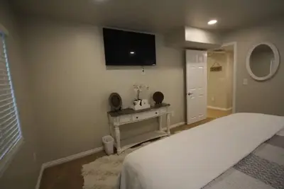 Image de Upscale 2-bedroom with onsite parking.