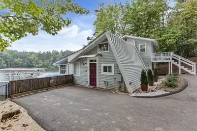 Image de Lakefront Cottage on Serene Lake Becky