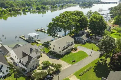 Image de Waterfront 4-bedroom home with hot tub and gym!