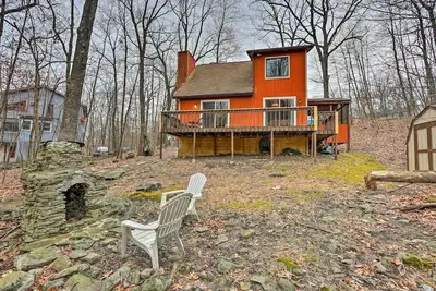 Image de 4 Mi to Tubing: Cozy Bushkill Cabin w/ Deck!