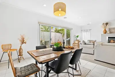 Image de Walk to beaches, cafes, kids playground and oval- Amazing location- Stunning Home