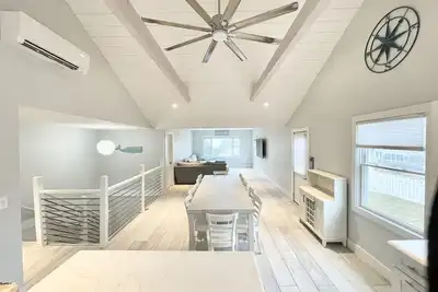 Image de Huge Roof Deck Overlooking Ocean. Paradise Awaits! Your Perfect Cape Getaway!