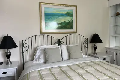 Image de Studio with king bed, close to public transportation, twizy capable.
