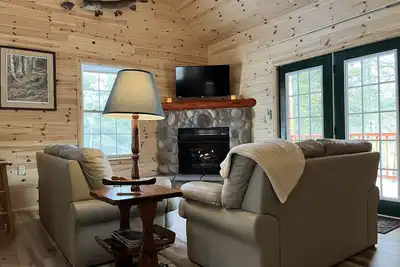 Image de Riverfront Cabin : The Cozy Brown Trout Lodge