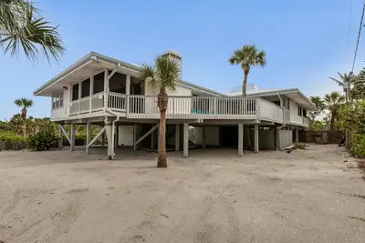 Image de Doubloon: Beach, Private Pool and Boating. . . . This 4 Bedroom home has it all! !