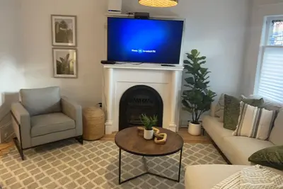 Image de 4 Bedroom Urban Main floor Apartment in House!