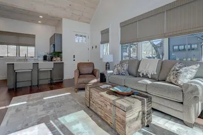 Image de Golf and Riverfront Cottage | King Bed | Group Availability