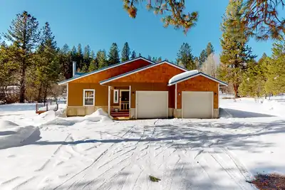 Image de Secluded, updated home with mountain view, woodstove, foosball, & W/D