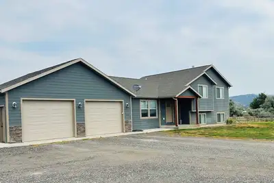 Image de The Grey House is 2 minutes to the Lake 5 minutes to Fox Ridge golf course.