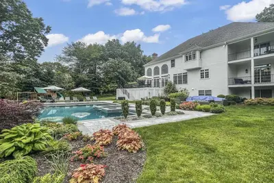 Image de Luxury Escape, seasonal Infinity Pool, HotTub, private yard, lots of space