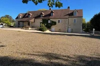 Image de Retraite paisible avec cheminée, étang privé et chalet près du Mans