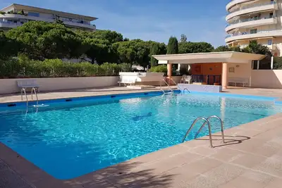 Image de Appartement contemporain a 5mn a pied  de la plage avec piscine