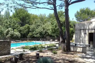 Image de Provence! Villa au calme dans un écrin de verdure. Grande piscine.