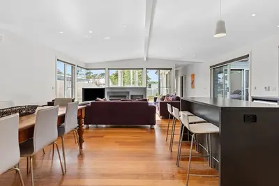 Image de Are you craving some family time by the beach, this gem is it! (sleeps 10)