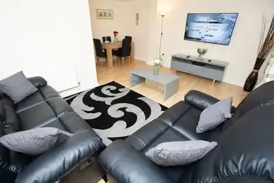 Image de 2 Bed House for Pleasure, office work, free parking, near Elizabeth underground