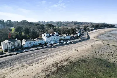 Image de The Cove is located on the seafront in the desirable village of Seaview.