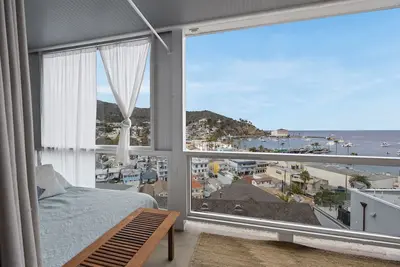 Image de 108mt#2 - Prime location on the hillside of Avalon overlooking harbor W/ Golf Ca