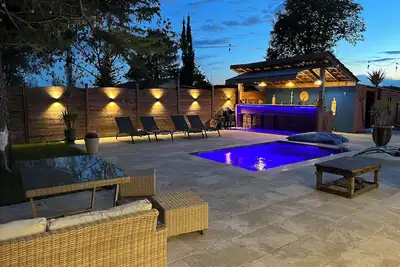 Image de Villa avec piscine chauffée de mai à octobre, sur terrain arboré