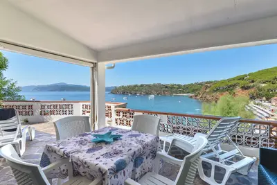 Appartement 'Villa Oda - Monolocale Sul Mare' avec vue sur la mer, Wi-Fi et climatisation.