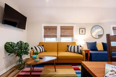 Image de The Back Yard-Upper Near Downtown Lg |Balcony |Shared Yard for Now Pet Friendly