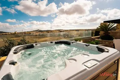 Image de Penthouse with Rooftop Jacuzzi, Stunning Views