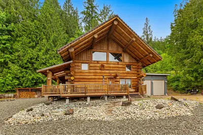 Image de Unique mountain view log home with a wood stove, balcony, patio, & board games