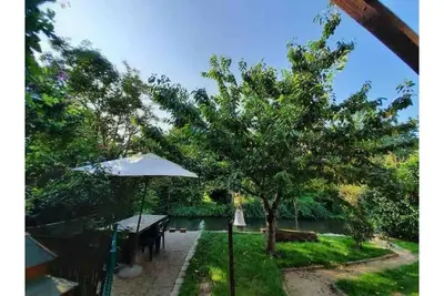Image de Entre ville & campagne (jardin avec rivière)