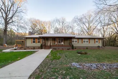 Image de 3 minutes from local boat launch, renovated multi-family home