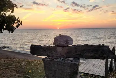 Image de Sunrise Bay has a panoramic view of Lake Erie with a private beach.