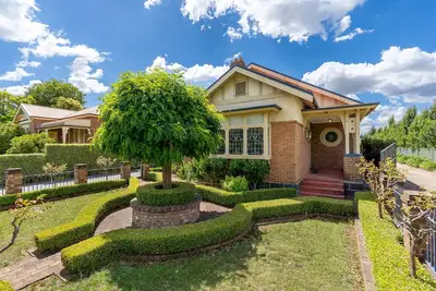 Image de Beautiful Period Home on Dalton, Perfect Location