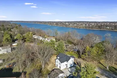 Image de Large home, Peaceful, Gameroom, HotTub, Riverview, Location Location Location!