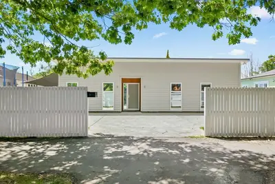 Image de Contemporary Comfort – Masterton Holiday Home