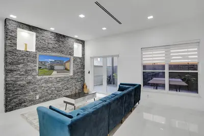 Image de 4 Bedroom Designer Home Next to Shul and Community Pool