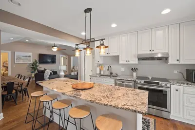 Image de 5 bed/3 Bath Home in the Heart of Fremont! Steps from the beach and boat launch!