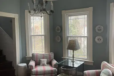 Image de This quintessential Saluda cottage personifies eclectic and whimsey!