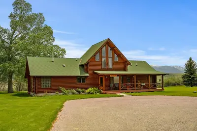 Image de Our ultimate luxury Montana log cabin. Special highlights include a vaulted ceiling, an expansive rock fireplace and spectacular views of the Madison Range.