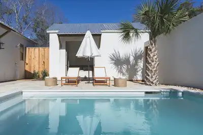 Image de Beautiful, brand new, lake front home with pool, 20 minutes from Tyler, Texas.