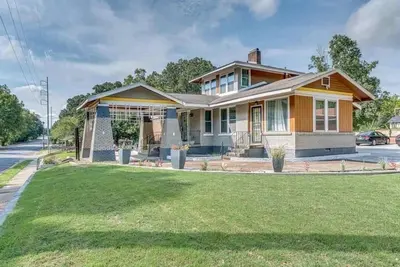 Image de East Memphis Bungalow on 3/4 acre in the middle of Memphis