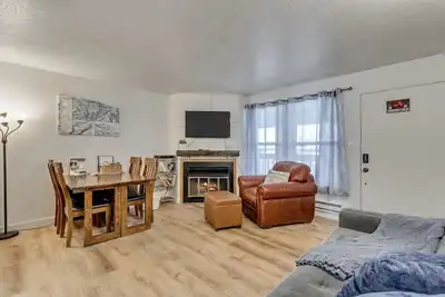 Image de Charming condo w/ king bed, hot tub, pool, minutes away from world class skiing