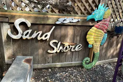 Image de Fulton fishing cottage that is blocks from Fulton fishing pier.