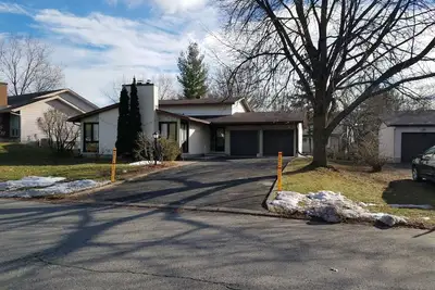 Image de Bright, clean, comfortable, well maintained home